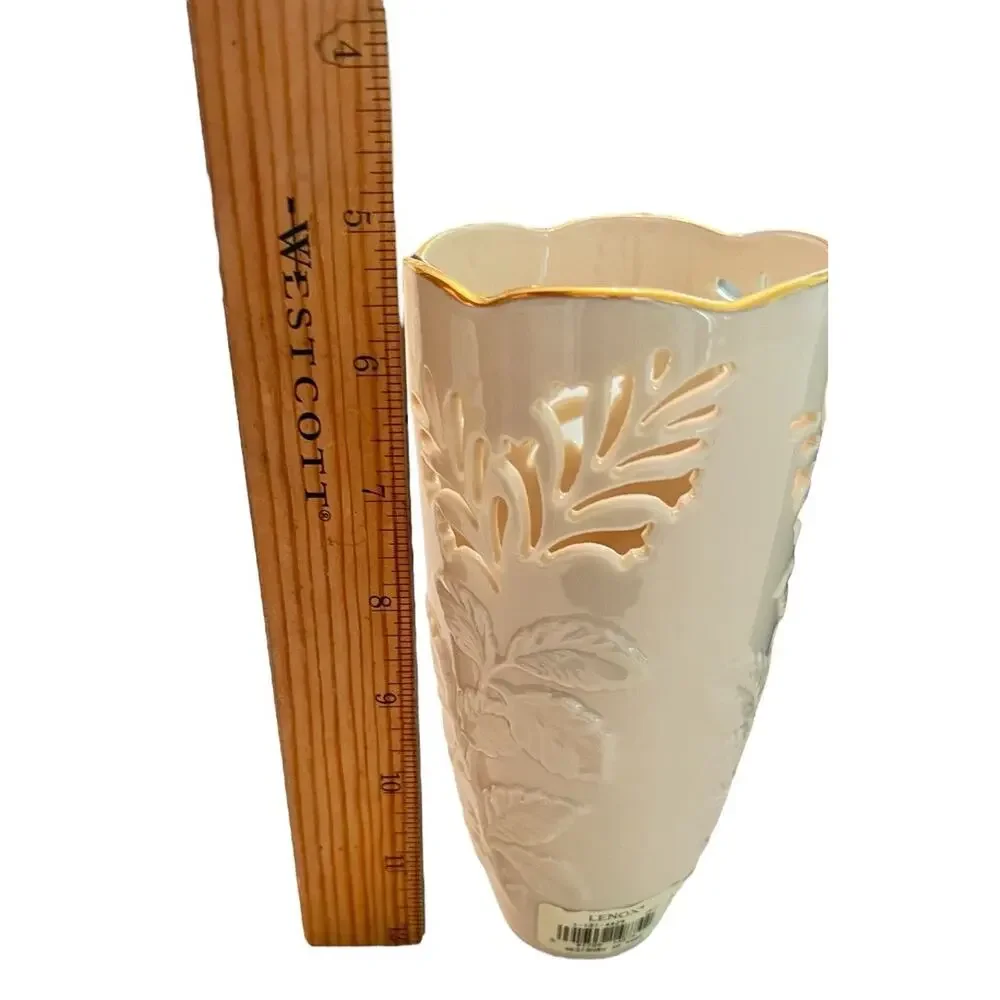 NEW LENOX WESTBURY Small Vase Ivory Gold Guilted Embossed Leaf Cutout